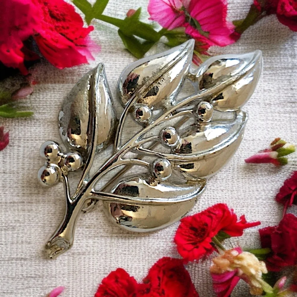 SARAH COVENTRY Berry Leaf Brooch Branch Pin VTG ‎ Silent Spring Silver Tone 1970